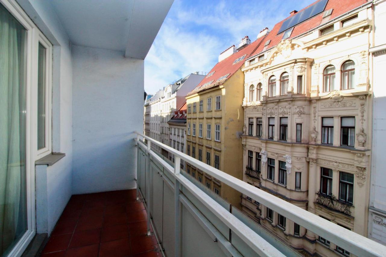 Balcony Apartment - Next To Opera Вена Экстерьер фото